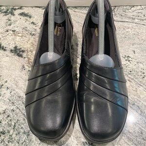 CLARKS (26101987) WOMEN'S "ESHA ESSY" BLACK LEATHER SLIP-ONS - SIZE 9M